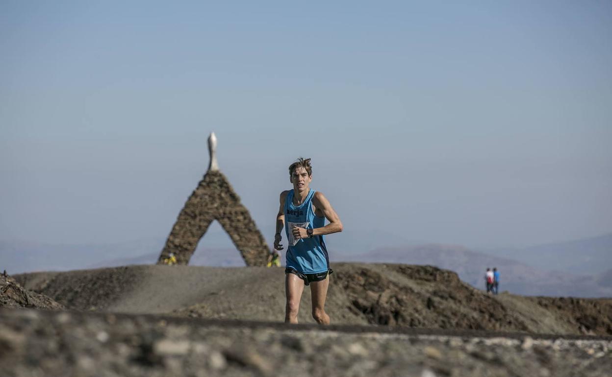 Cristóbal Ortigosa pasa en una edición anterior junto al santuario de la Virgen de las Nieves