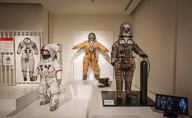 Imagen principal - Prototipos de trajes y la sala de meteoritos. 