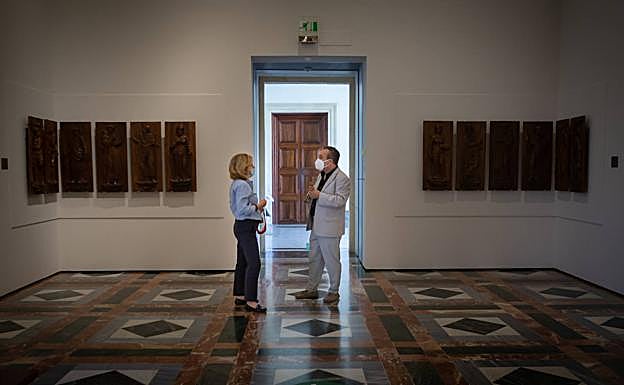 Personal del Museo intercambia opiniones.