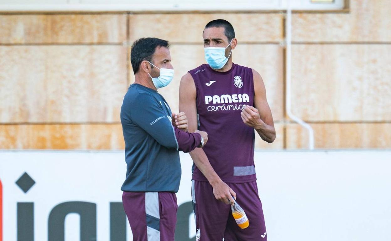 Javier Calleja conversa con Bruno Soriano en el último entrenamiento del equipo. 