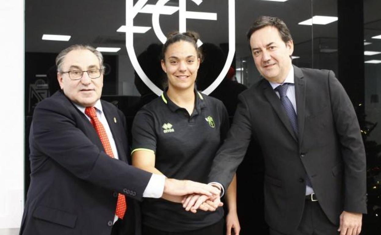 María Valenzuela posa con Pepe Macanás y Antonio Fernández Monterrubio tras renovar con el Granada. 