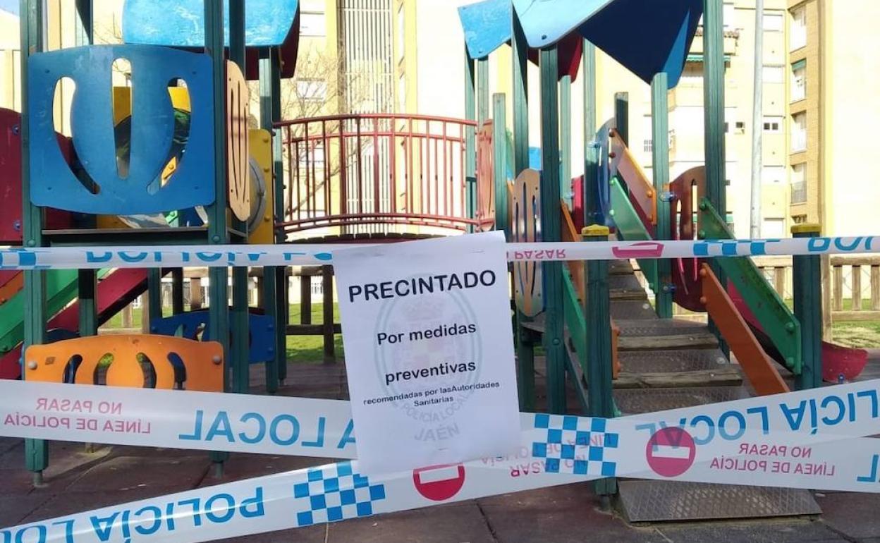 Zona de juego infantil precintada por la Policía Local de Jaén. 