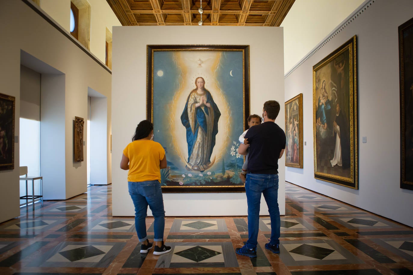 Emmanuel, en brazos de su padre, ante la Inmaculada Concepción de Sánchez Cotán.