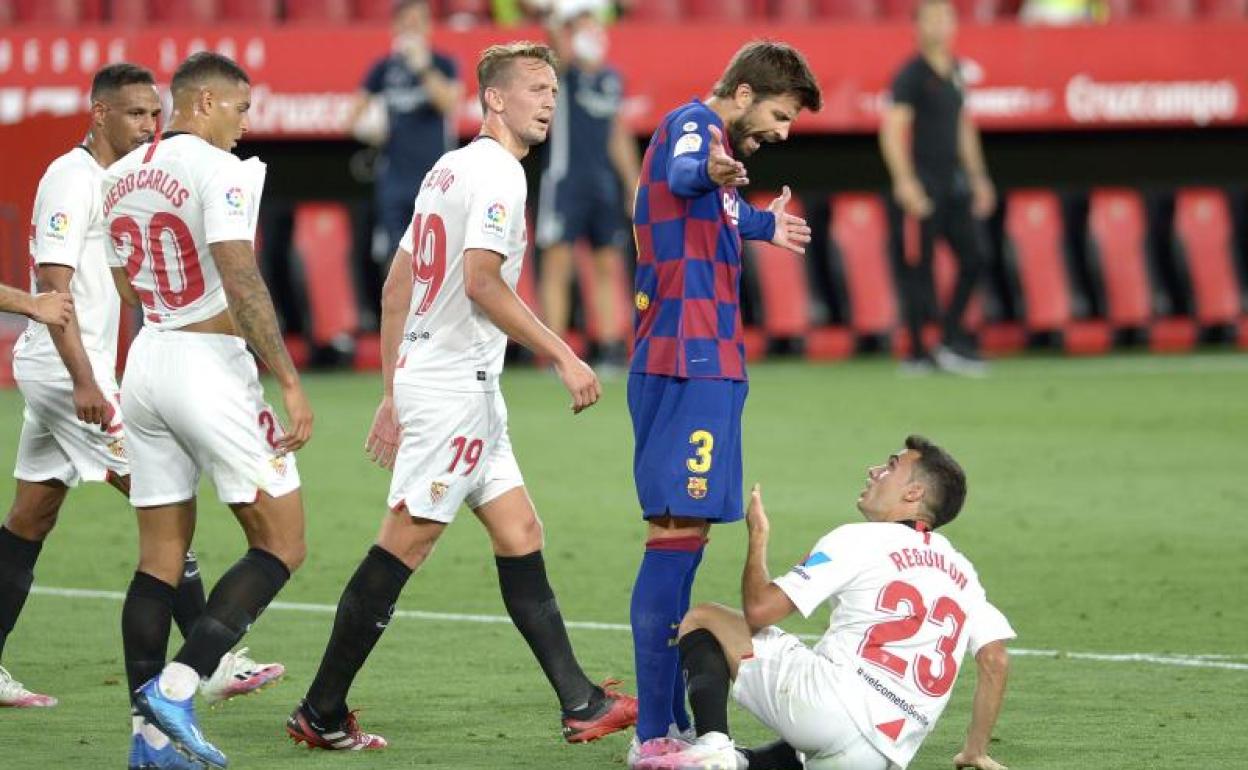 Gerard Piqué se encara con Sergio Reguilón durante un lance del partido.