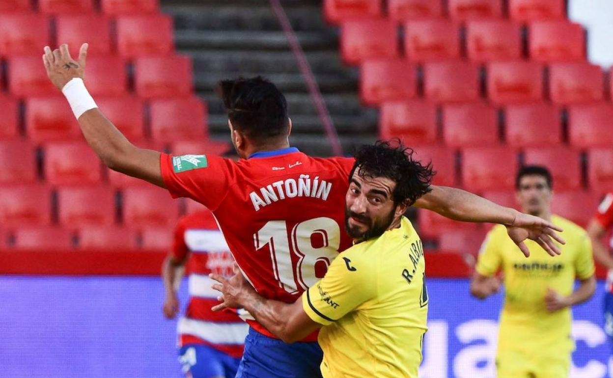 El veterano Albiol, del Villarreal, forcejea con el joven Antoñín, del Granada, durante el partido. 