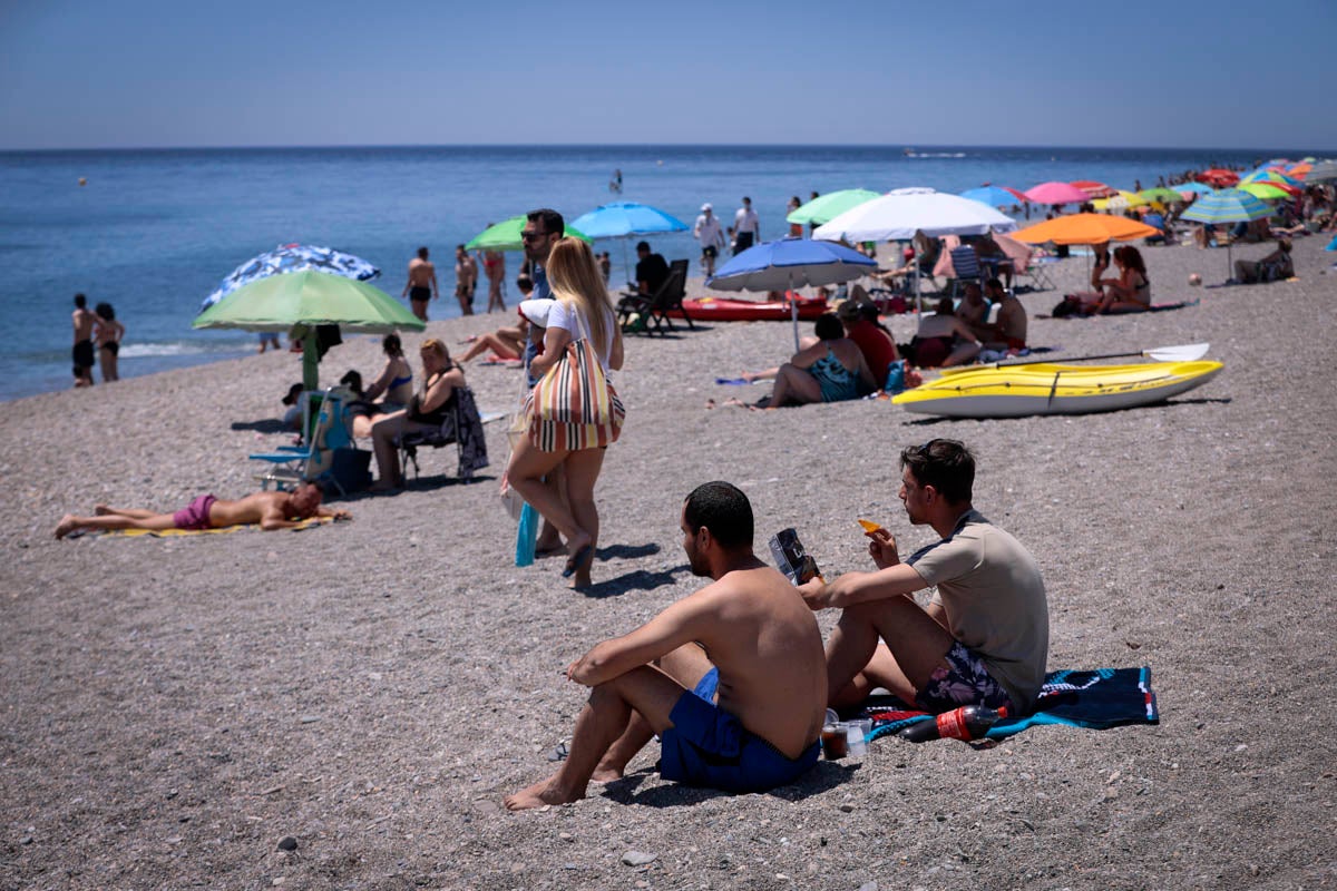 La Costa vive hoy su primer domingo de verano y de nueva normalidad. Aunque ha sido un poco más descafeinado de lo habitual, recién abiertas las 'fronteras' con otras autonomías, han sido muchos los que han querido disfrutar de la playa. La temperatura acompaña, aunque el agua todavía está fría