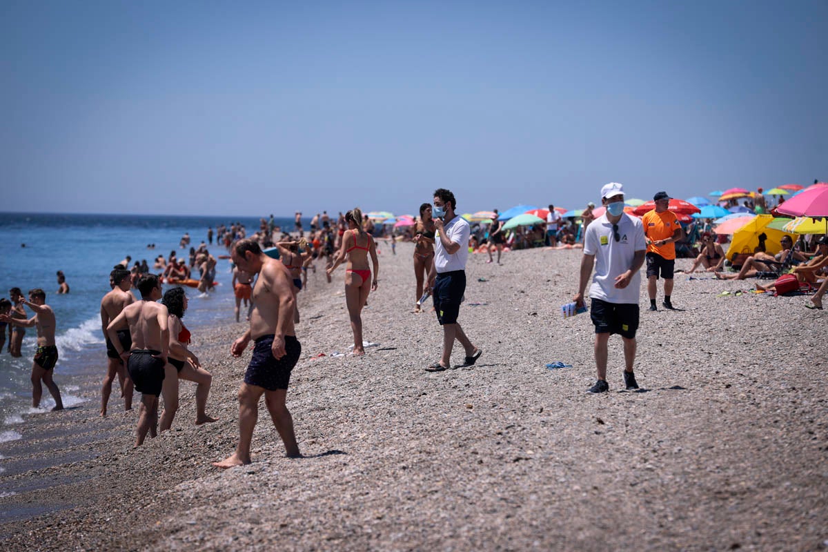 La Costa vive hoy su primer domingo de verano y de nueva normalidad. Aunque ha sido un poco más descafeinado de lo habitual, recién abiertas las 'fronteras' con otras autonomías, han sido muchos los que han querido disfrutar de la playa. La temperatura acompaña, aunque el agua todavía está fría