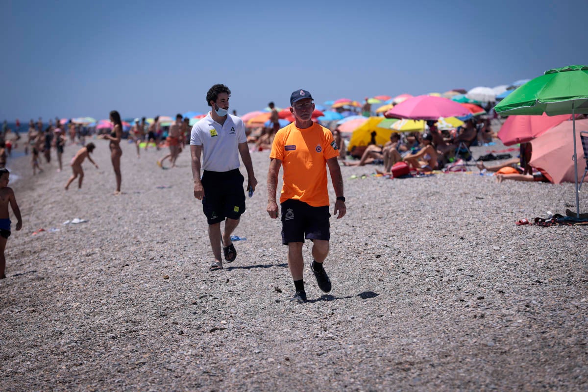 La Costa vive hoy su primer domingo de verano y de nueva normalidad. Aunque ha sido un poco más descafeinado de lo habitual, recién abiertas las 'fronteras' con otras autonomías, han sido muchos los que han querido disfrutar de la playa. La temperatura acompaña, aunque el agua todavía está fría