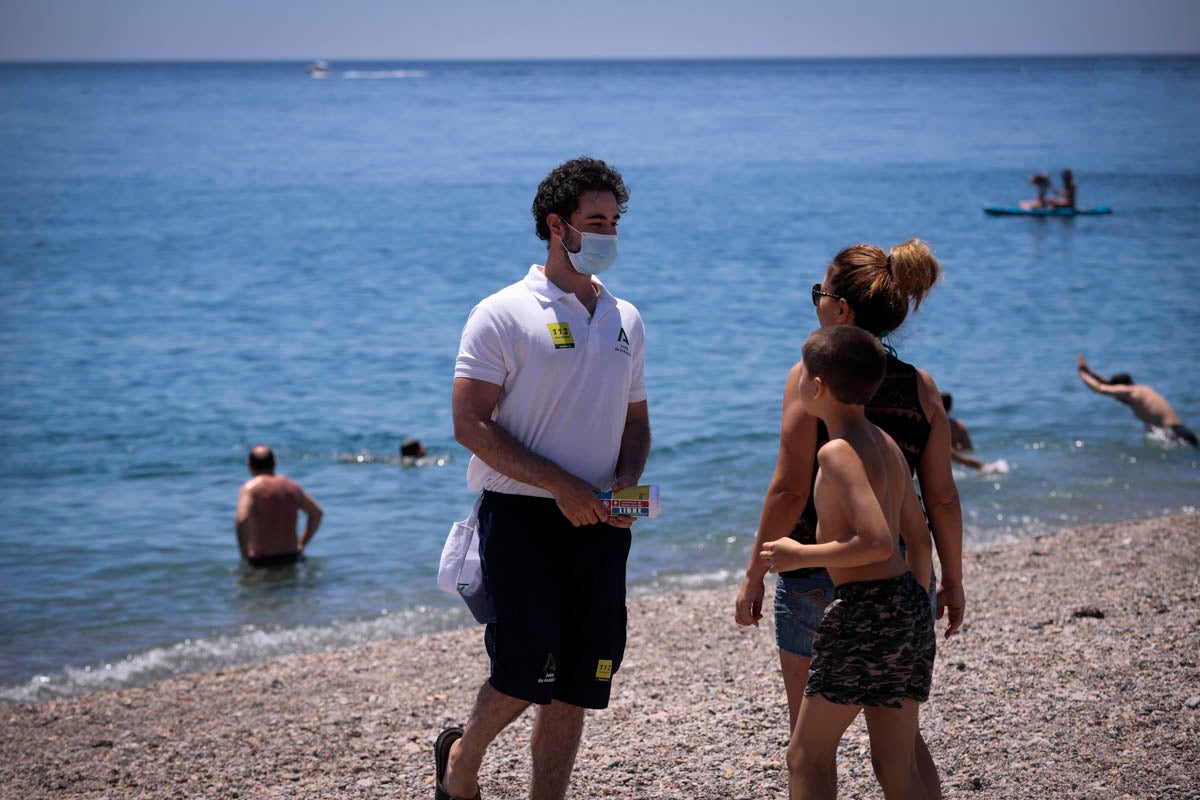 La Costa vive hoy su primer domingo de verano y de nueva normalidad. Aunque ha sido un poco más descafeinado de lo habitual, recién abiertas las 'fronteras' con otras autonomías, han sido muchos los que han querido disfrutar de la playa. La temperatura acompaña, aunque el agua todavía está fría