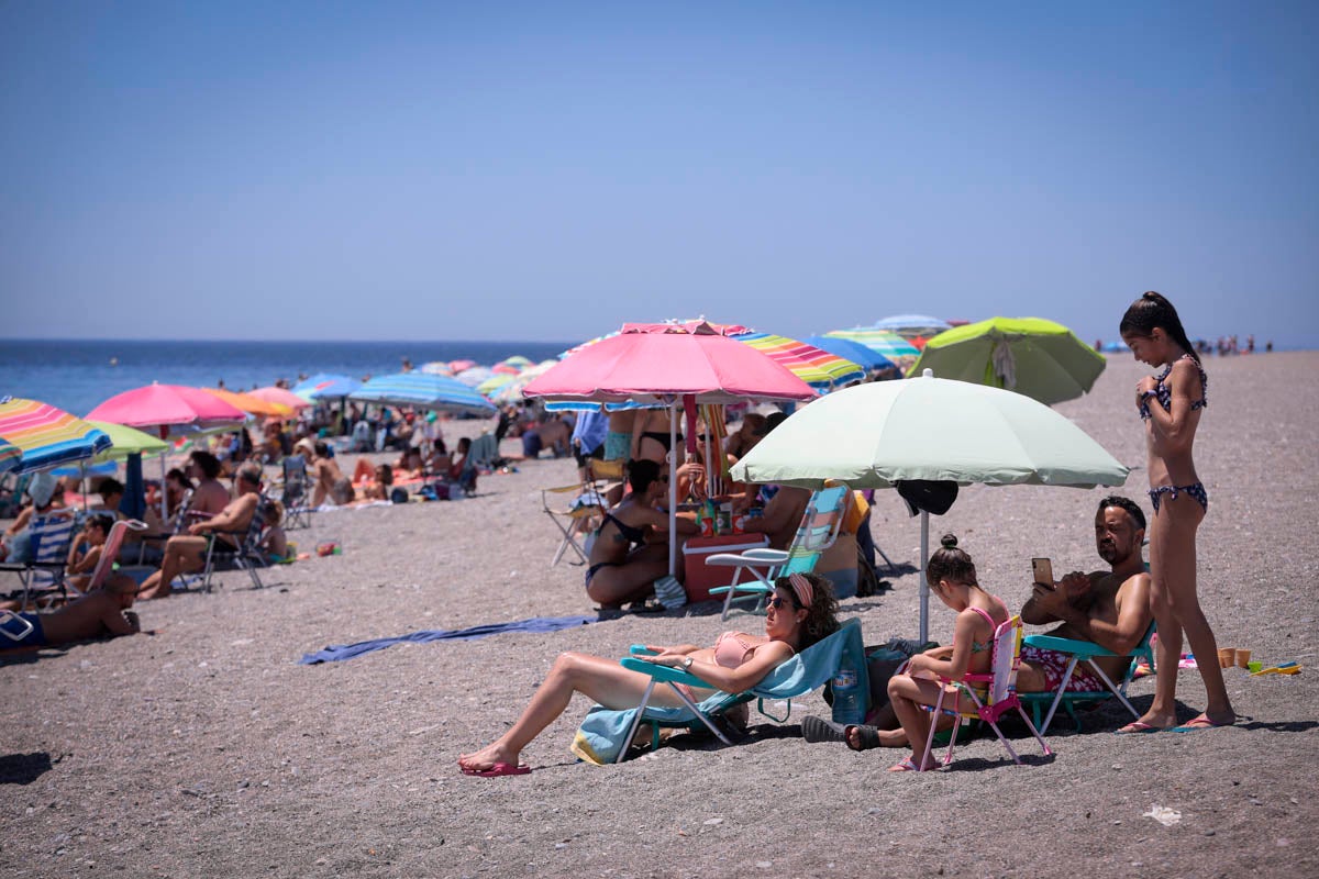 La Costa vive hoy su primer domingo de verano y de nueva normalidad. Aunque ha sido un poco más descafeinado de lo habitual, recién abiertas las 'fronteras' con otras autonomías, han sido muchos los que han querido disfrutar de la playa. La temperatura acompaña, aunque el agua todavía está fría