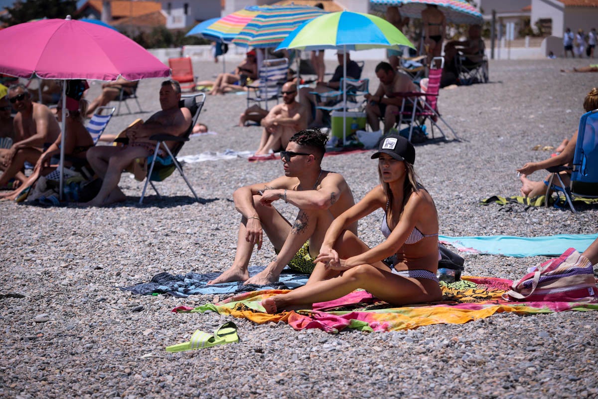 La Costa vive hoy su primer domingo de verano y de nueva normalidad. Aunque ha sido un poco más descafeinado de lo habitual, recién abiertas las 'fronteras' con otras autonomías, han sido muchos los que han querido disfrutar de la playa. La temperatura acompaña, aunque el agua todavía está fría