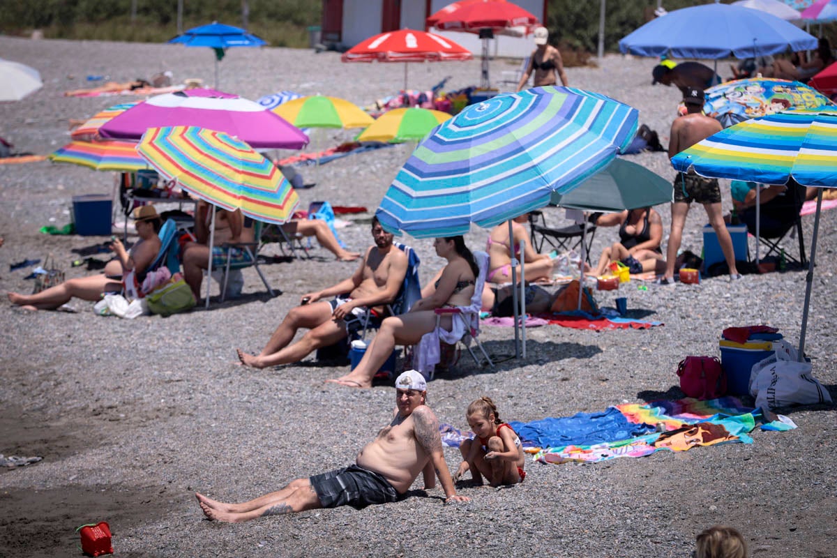 La Costa vive hoy su primer domingo de verano y de nueva normalidad. Aunque ha sido un poco más descafeinado de lo habitual, recién abiertas las 'fronteras' con otras autonomías, han sido muchos los que han querido disfrutar de la playa. La temperatura acompaña, aunque el agua todavía está fría