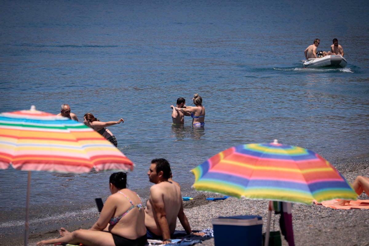 La Costa vive hoy su primer domingo de verano y de nueva normalidad. Aunque ha sido un poco más descafeinado de lo habitual, recién abiertas las 'fronteras' con otras autonomías, han sido muchos los que han querido disfrutar de la playa. La temperatura acompaña, aunque el agua todavía está fría