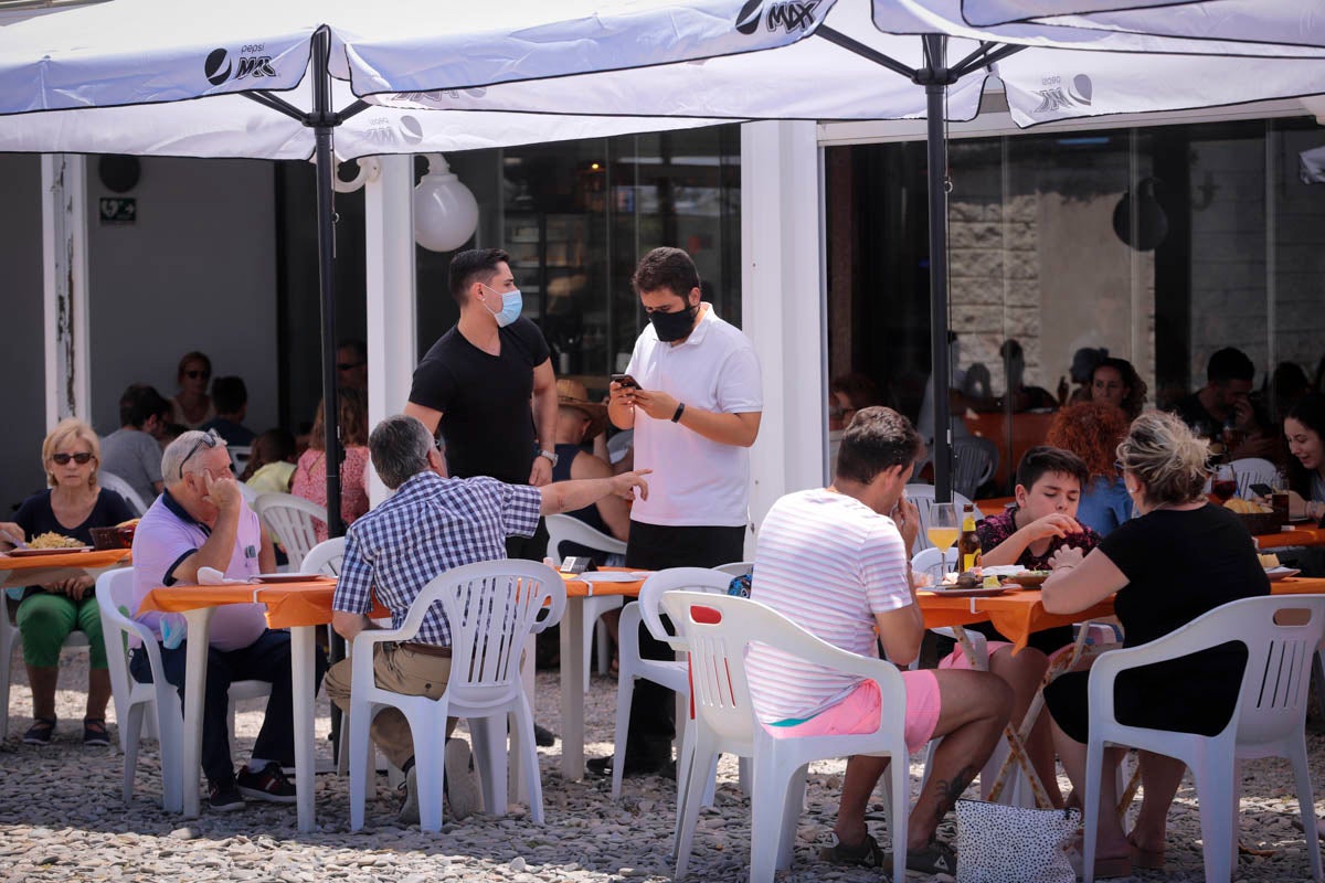 La Costa vive hoy su primer domingo de verano y de nueva normalidad. Aunque ha sido un poco más descafeinado de lo habitual, recién abiertas las 'fronteras' con otras autonomías, han sido muchos los que han querido disfrutar de la playa. La temperatura acompaña, aunque el agua todavía está fría