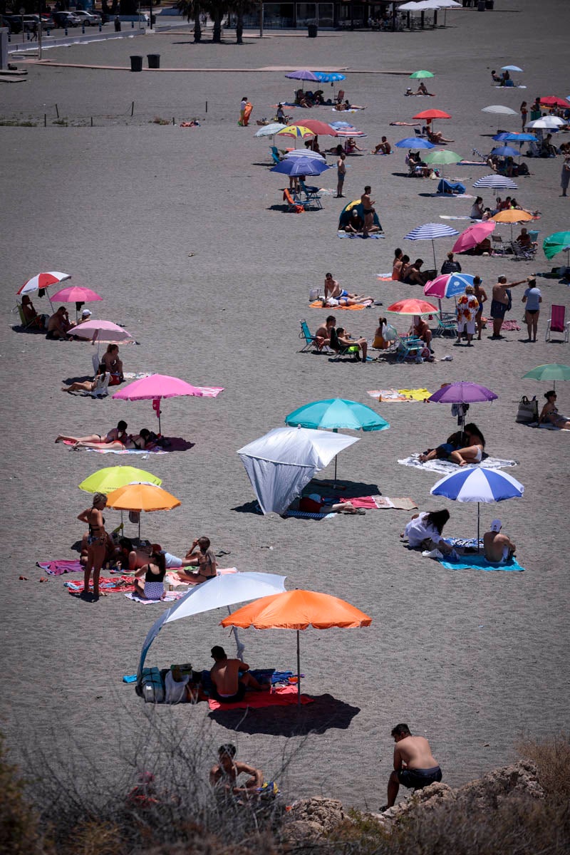 La Costa vive hoy su primer domingo de verano y de nueva normalidad. Aunque ha sido un poco más descafeinado de lo habitual, recién abiertas las 'fronteras' con otras autonomías, han sido muchos los que han querido disfrutar de la playa. La temperatura acompaña, aunque el agua todavía está fría