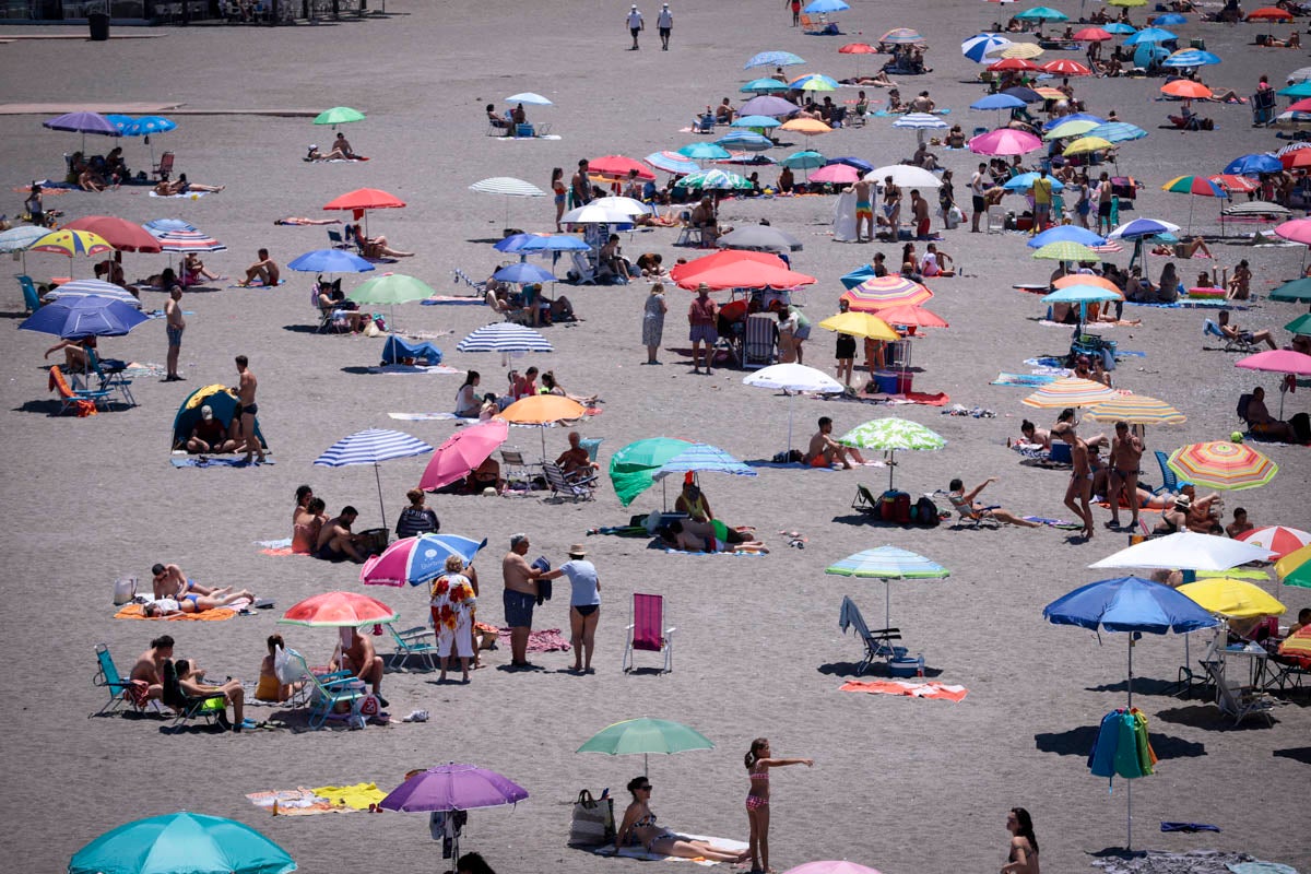 La Costa vive hoy su primer domingo de verano y de nueva normalidad. Aunque ha sido un poco más descafeinado de lo habitual, recién abiertas las 'fronteras' con otras autonomías, han sido muchos los que han querido disfrutar de la playa. La temperatura acompaña, aunque el agua todavía está fría