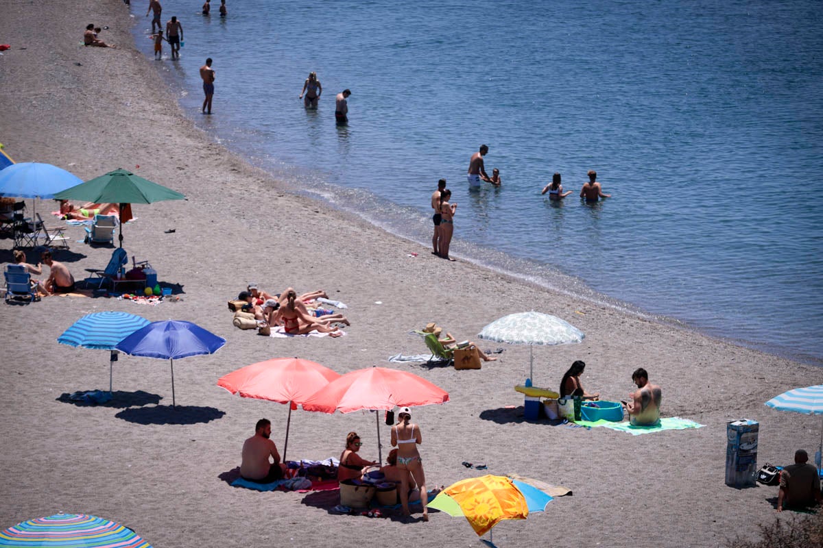 La Costa vive hoy su primer domingo de verano y de nueva normalidad. Aunque ha sido un poco más descafeinado de lo habitual, recién abiertas las 'fronteras' con otras autonomías, han sido muchos los que han querido disfrutar de la playa. La temperatura acompaña, aunque el agua todavía está fría