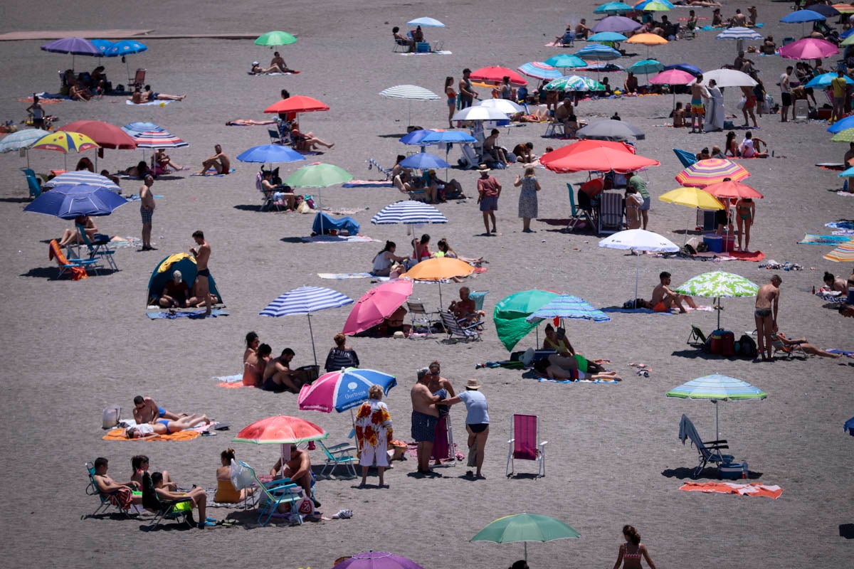 La Costa vive hoy su primer domingo de verano y de nueva normalidad. Aunque ha sido un poco más descafeinado de lo habitual, recién abiertas las 'fronteras' con otras autonomías, han sido muchos los que han querido disfrutar de la playa. La temperatura acompaña, aunque el agua todavía está fría