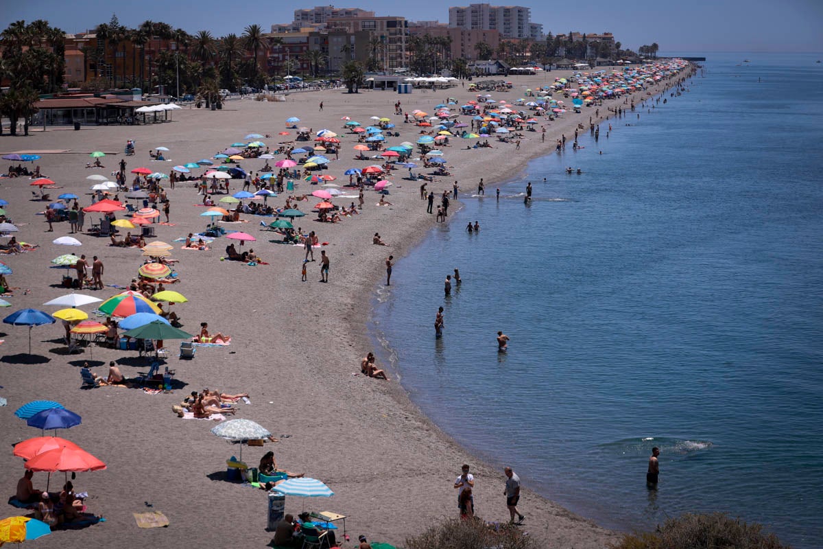 La Costa vive hoy su primer domingo de verano y de nueva normalidad. Aunque ha sido un poco más descafeinado de lo habitual, recién abiertas las 'fronteras' con otras autonomías, han sido muchos los que han querido disfrutar de la playa. La temperatura acompaña, aunque el agua todavía está fría