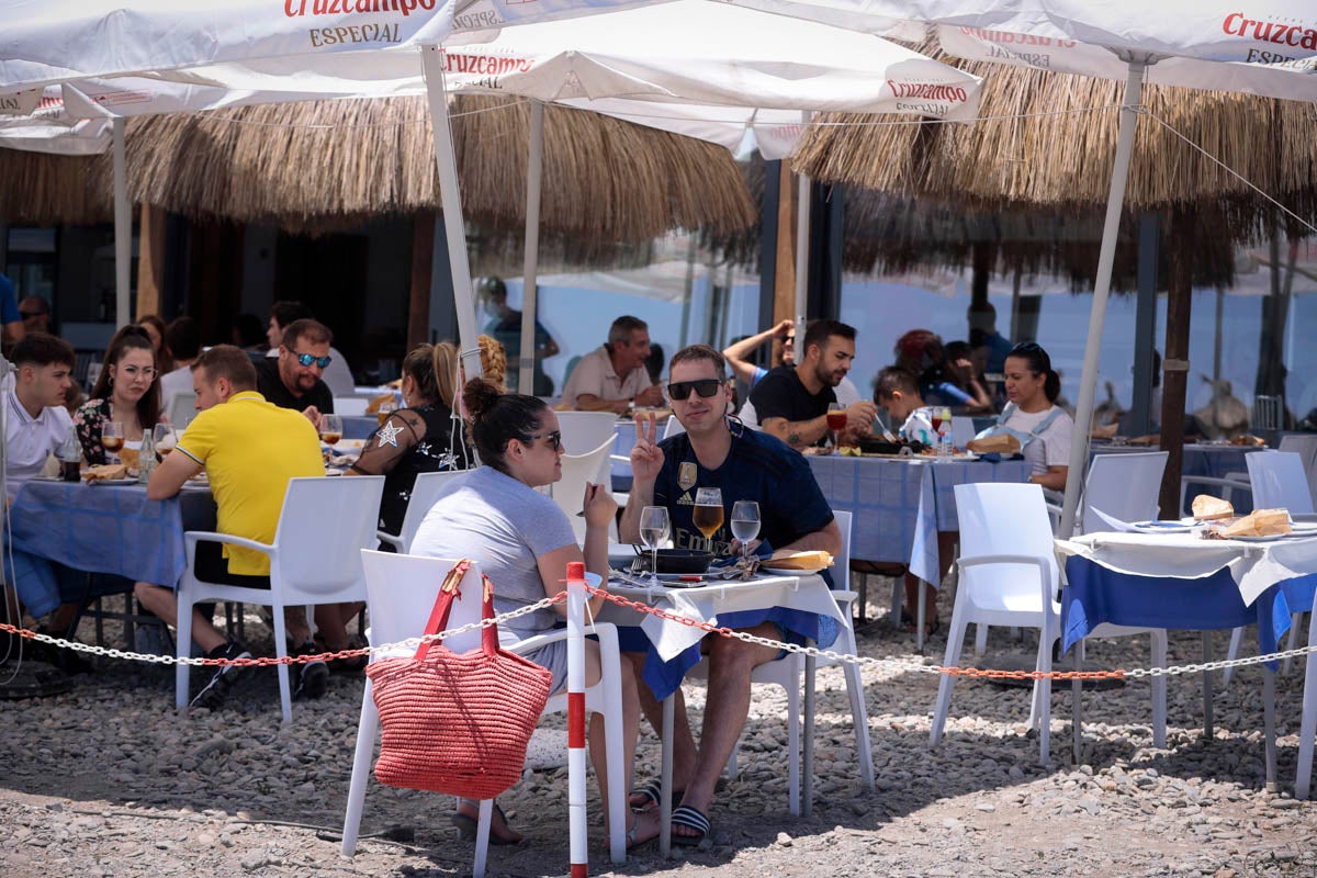 La Costa vive hoy su primer domingo de verano y de nueva normalidad. Aunque ha sido un poco más descafeinado de lo habitual, recién abiertas las 'fronteras' con otras autonomías, han sido muchos los que han querido disfrutar de la playa. La temperatura acompaña, aunque el agua todavía está fría