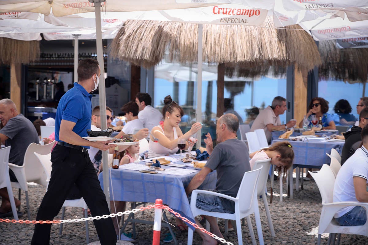 La Costa vive hoy su primer domingo de verano y de nueva normalidad. Aunque ha sido un poco más descafeinado de lo habitual, recién abiertas las 'fronteras' con otras autonomías, han sido muchos los que han querido disfrutar de la playa. La temperatura acompaña, aunque el agua todavía está fría