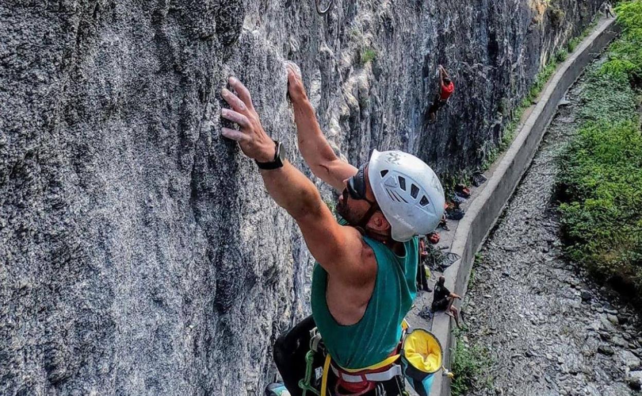 El escalador ciego granadino Javi Aguilar sube una pared