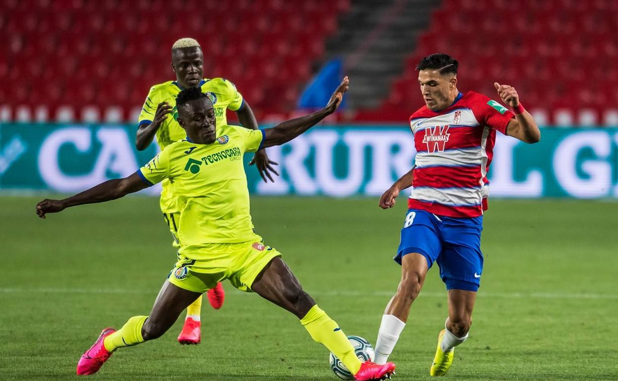 Antoñín trata de marcharse de Djené. 