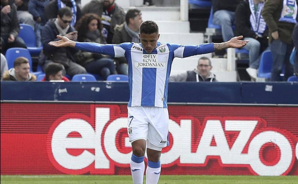 Darwin Machís, en sus tiempos en el Leganés, se disculpa con los aficionados del Granada tras el gol que supuso una derrota rojiblanca en 2017. 