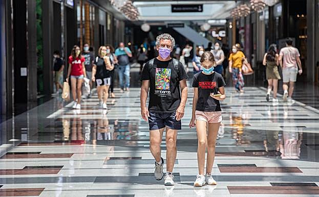 Clientes en el Centro Comercial Nevada, ayer. 