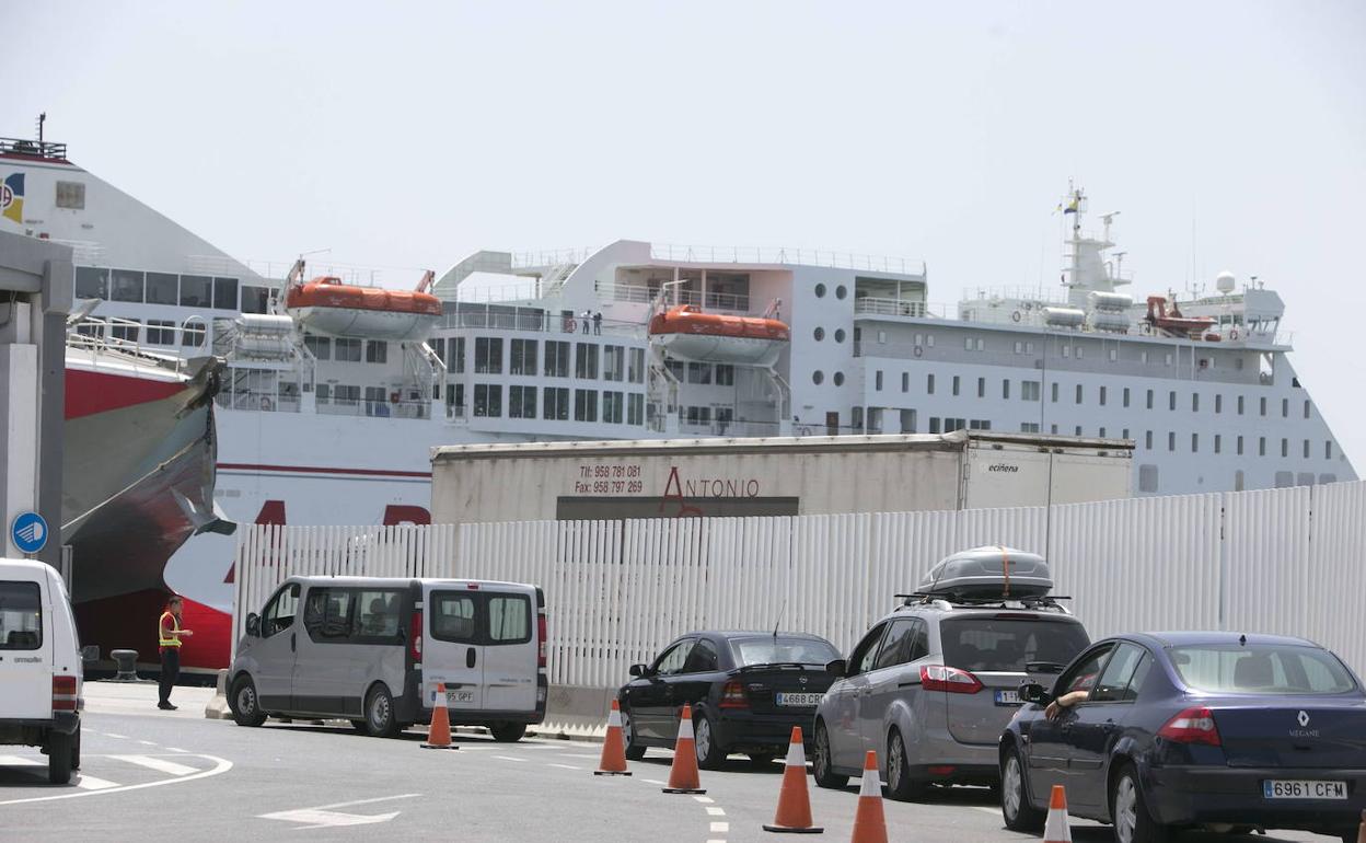 Vehículos embarcando en el puerto de Motril durante la Operación Paso del Estrecho. 