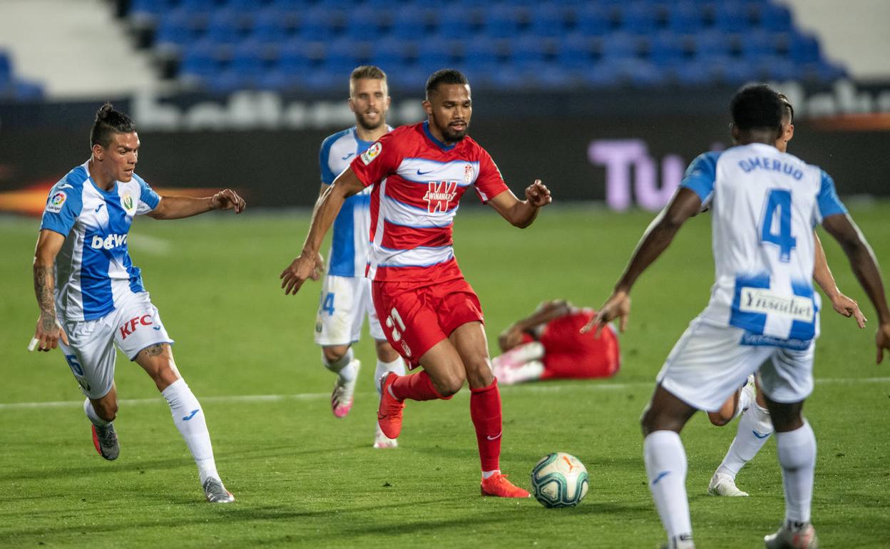 Yangel Herrera intenta progresar durante el partido en Butarque rodeado de adversarios. 