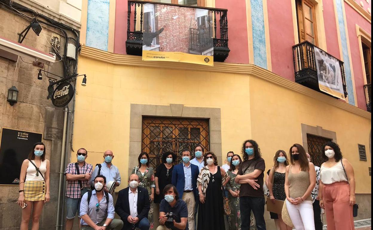 El alcalde Julio Millán, concejales y fotógrafos participantes. 