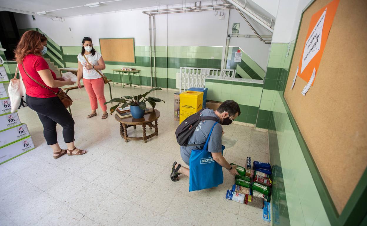 Recogida de alimentos en el colegio Fuentenueva | Libros a cambio de un kilo de comida para ayudar al Banco de Alimentos de Granada