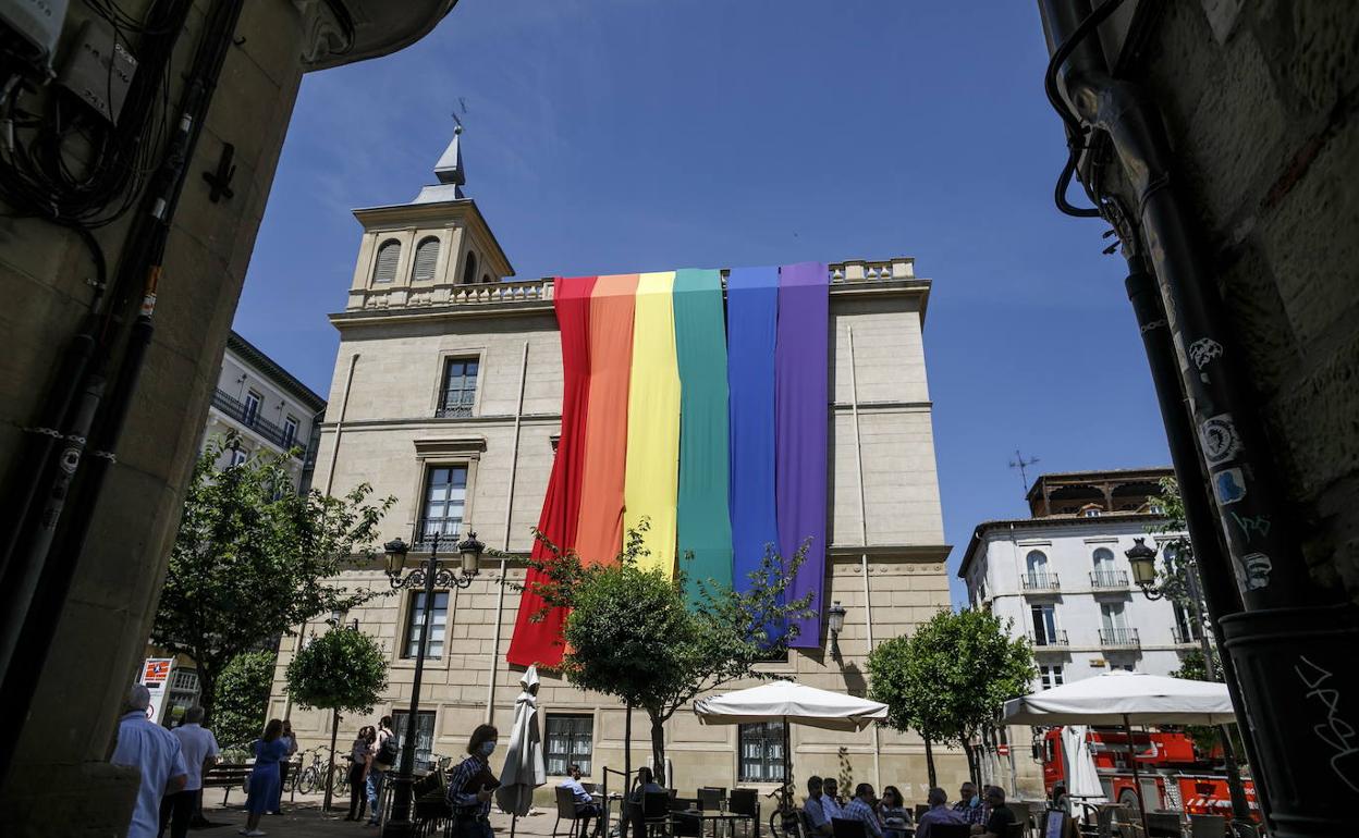 Bandera LGTBI desplegada en una consejería del Gobierno de la Rioja en vísperas del Día del Orgullo. 