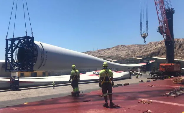 Palas gigantes de molinos de viento, rumbo a Alemania desde el puerto de Almería