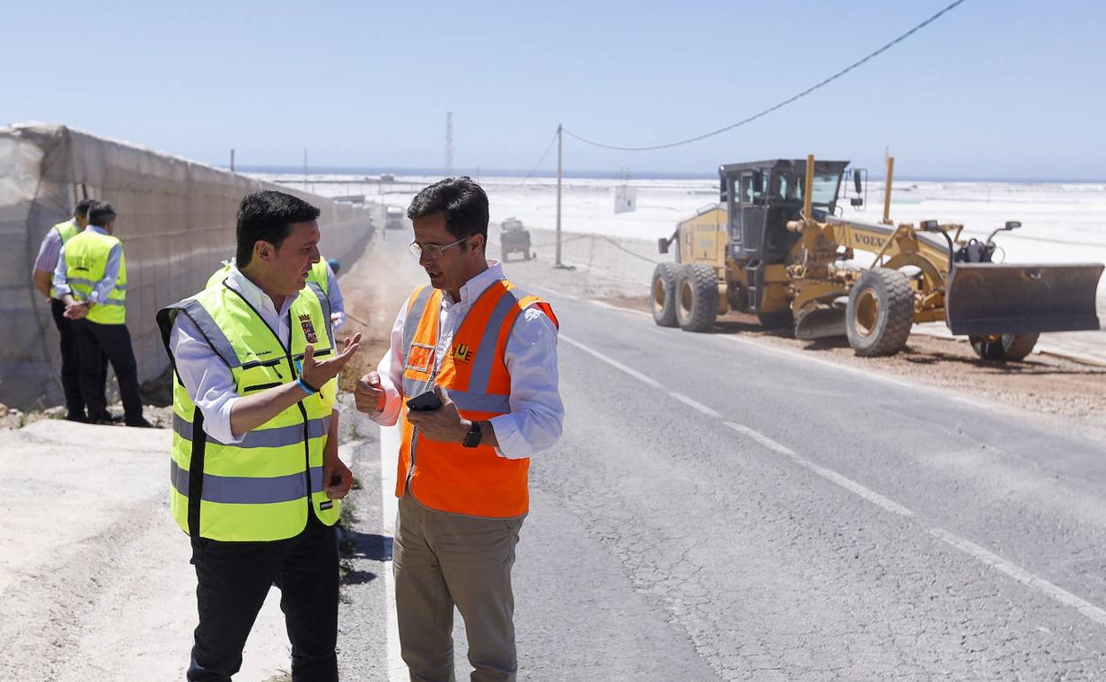 El presidente de Diputación y el alcalde de El Ejido en uno de los caminos.