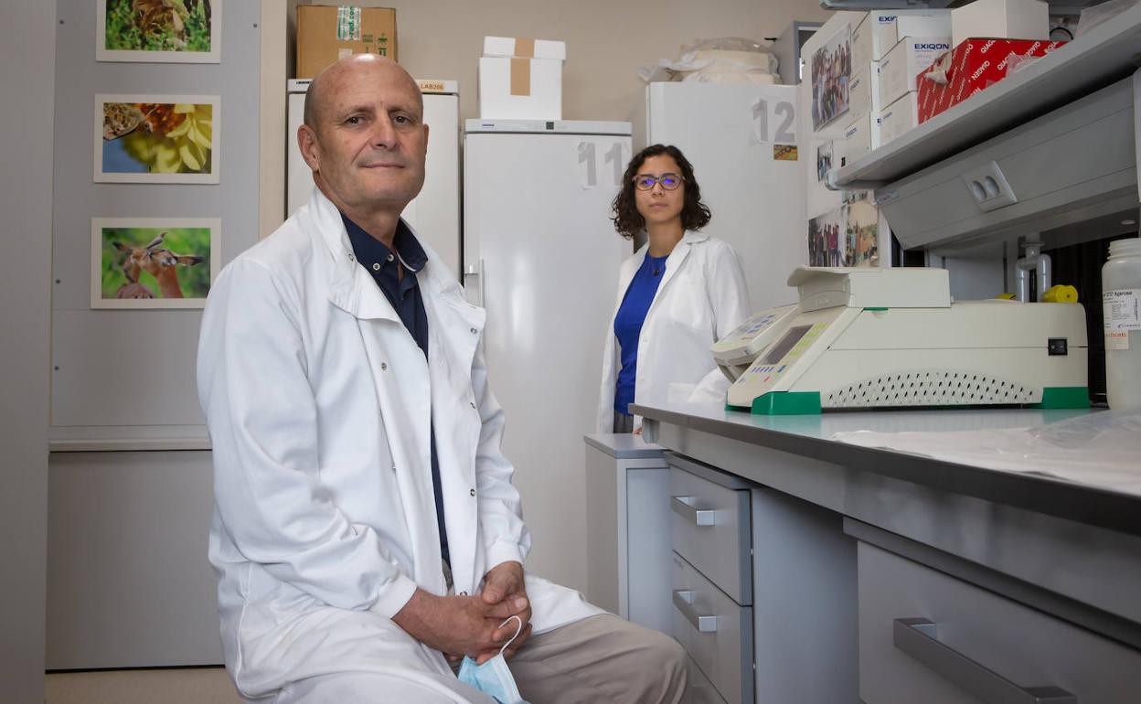 Javier Martín y Marialbert Acosta, en su laboratorio del Instituto López-Neyra de Granada.