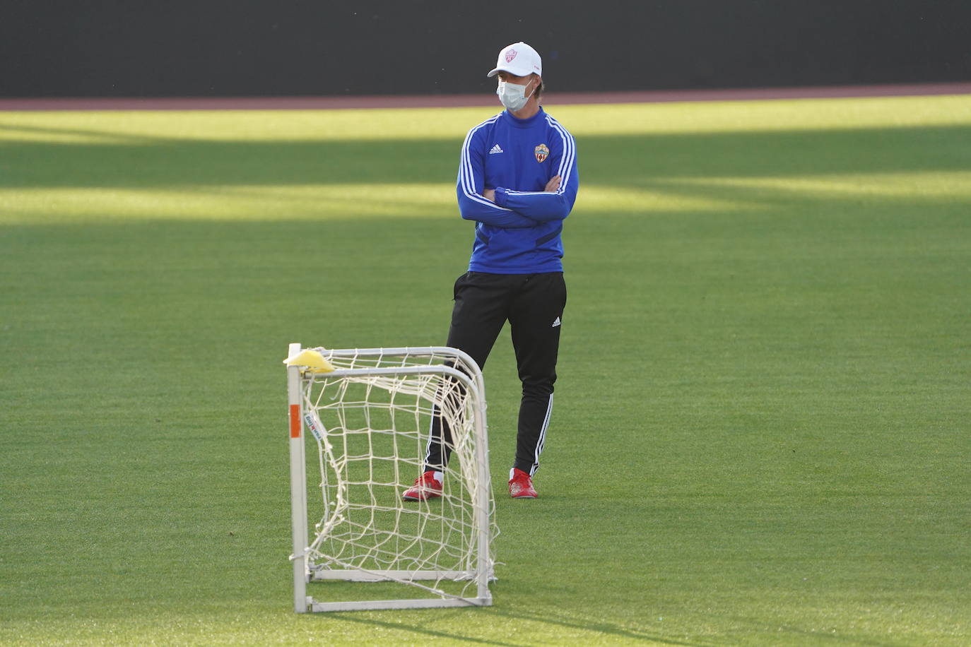 Al Almería se le ha hecho pequeña la portería en muchos partidos y al final 'Guti' deja su aventura con 21 partidos y un adiós prematuro.