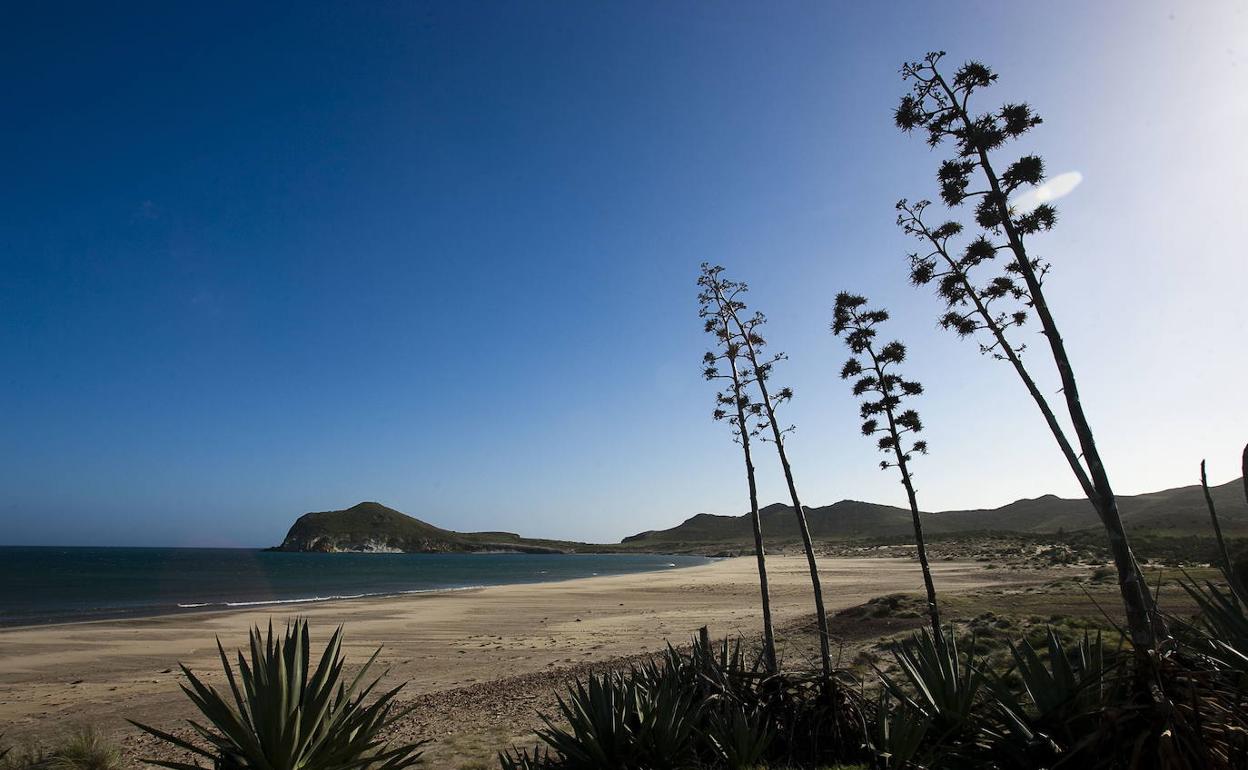 Bahía de Genoveses, en Níjar, un lugar de especial belleza en el Parque Natural de Cabo de Gata-Níjar.