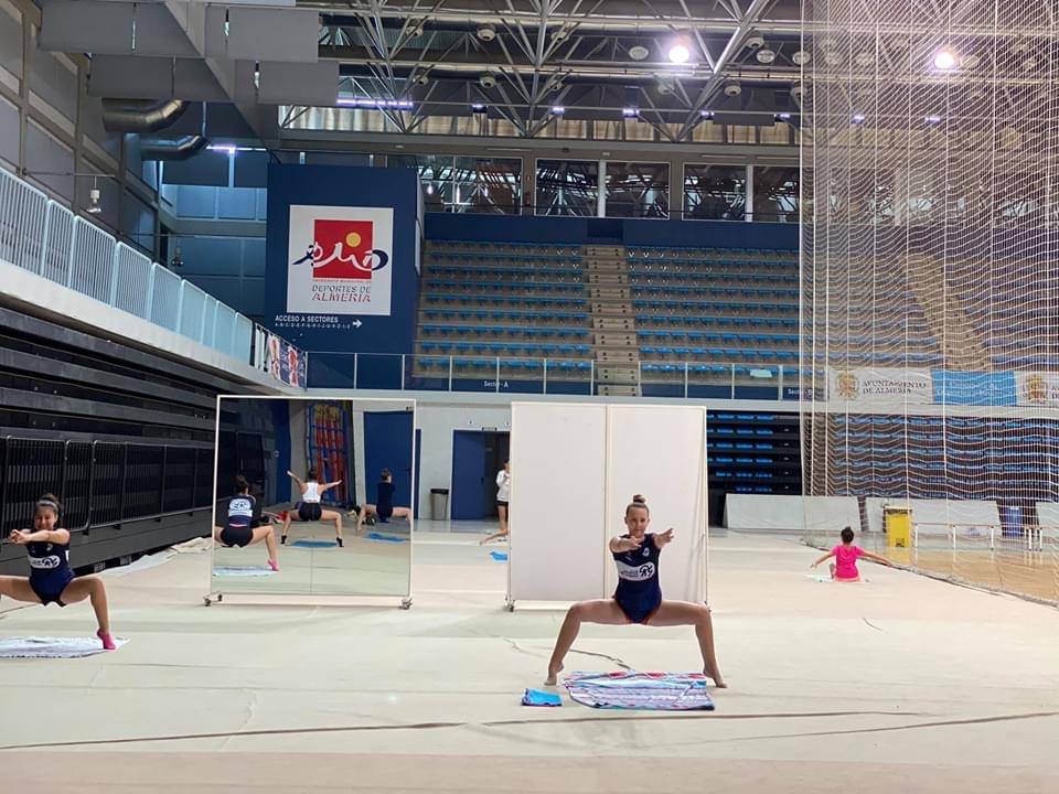 Las 177 gimnastas de gimnasia rítmica, artística y acrobática dejan atrás 92 días de confinamiento con duras sesiones de trabajo en el Palacio de los Juegos Mediterráneos y en El Toyo