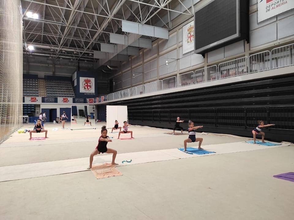 Las 177 gimnastas de gimnasia rítmica, artística y acrobática dejan atrás 92 días de confinamiento con duras sesiones de trabajo en el Palacio de los Juegos Mediterráneos y en El Toyo