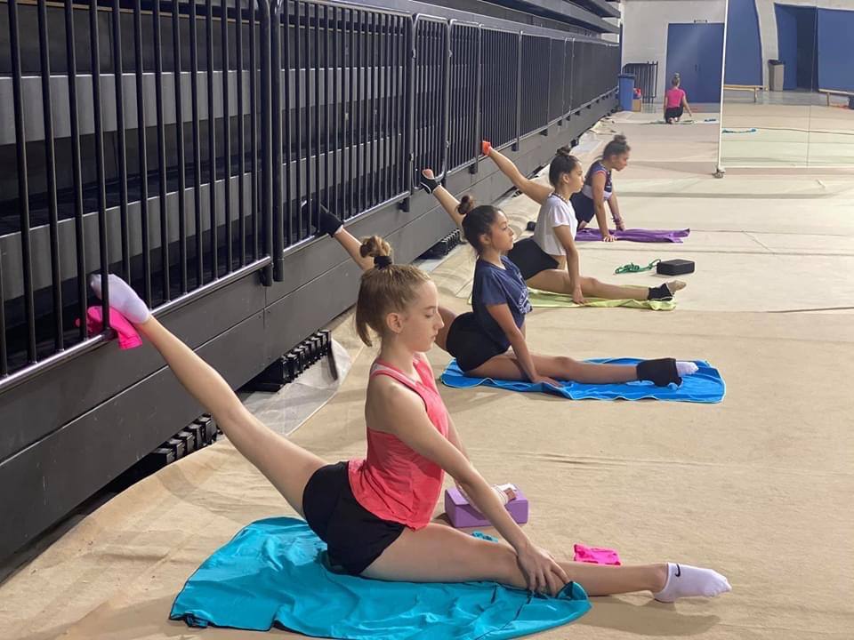 Las 177 gimnastas de gimnasia rítmica, artística y acrobática dejan atrás 92 días de confinamiento con duras sesiones de trabajo en el Palacio de los Juegos Mediterráneos y en El Toyo