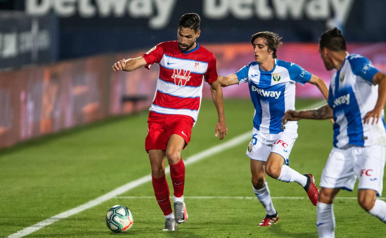 Antonio Puertas conduce el balón el pasado lunes en Butarque. 
