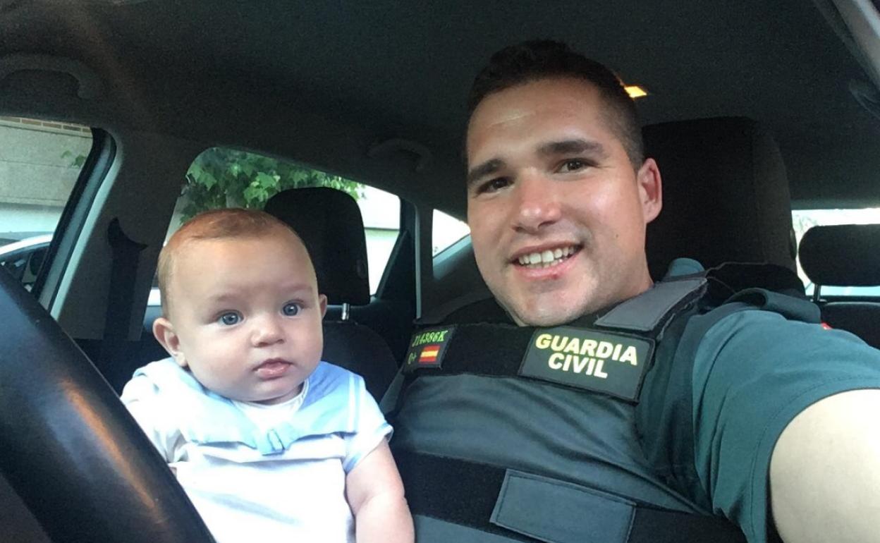 El guardia civil granadino Christian Ríos salvó la vida del pequeño Izan. 