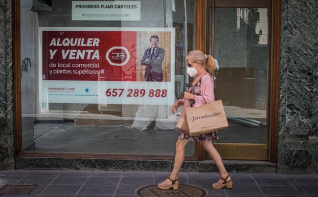 El alquiler de este edificio , el número 14 de la calle Mesones, con bajo comercial, ha bajado un 50%, de doce a seis mil euros. 