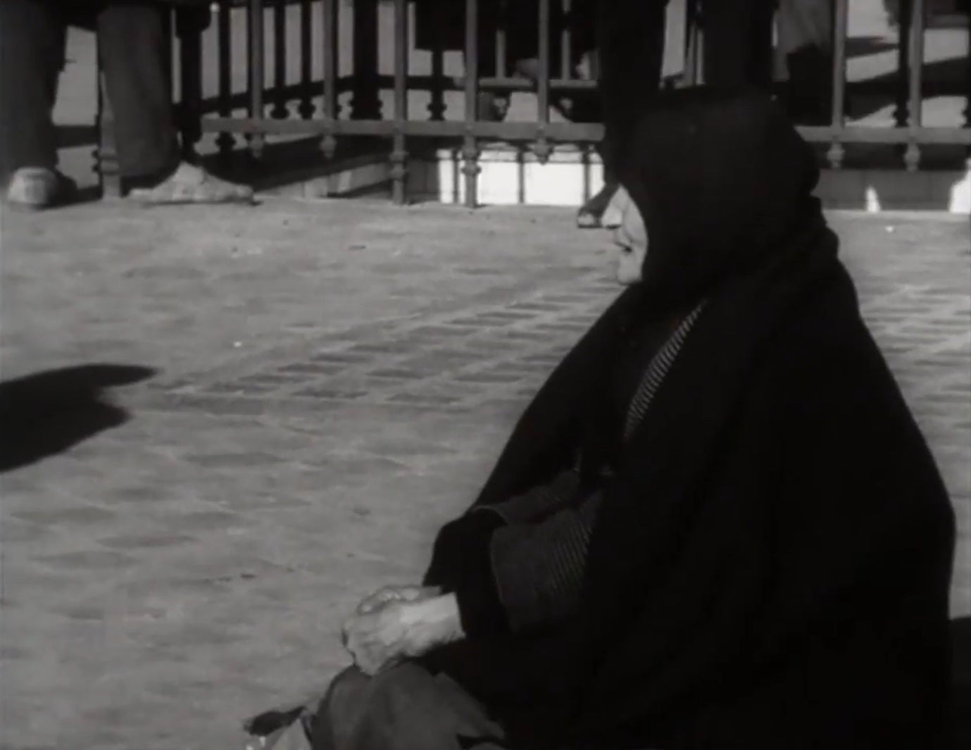 Imagen secundaria 1 - Plaza Bibrrambla (1), detalle de la entrada al aseo subterráneo de la plaza, y vecinos de Fuente Vaqueros. 