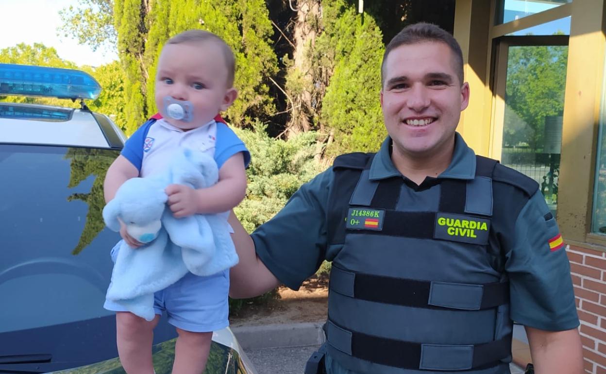 Christian Ríos, con Izan, del que se convertirá en padrino tras salvarle la vida.