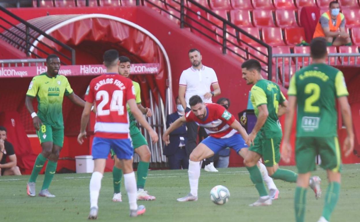 Puertas intenta presionar a Sergio Álvarez. 