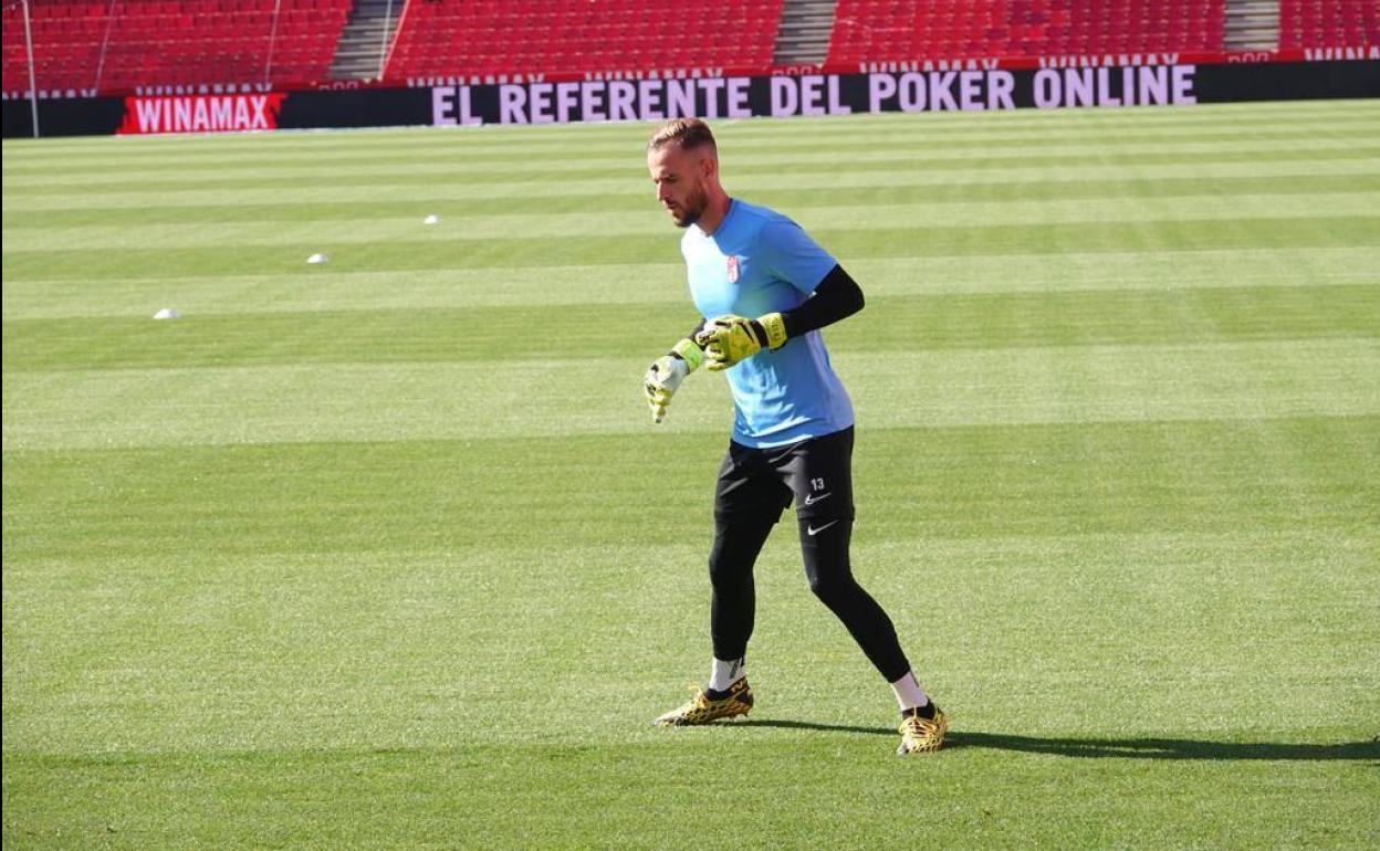 Aarón Escandell calienta en Los Cármenes antes del partido.. 