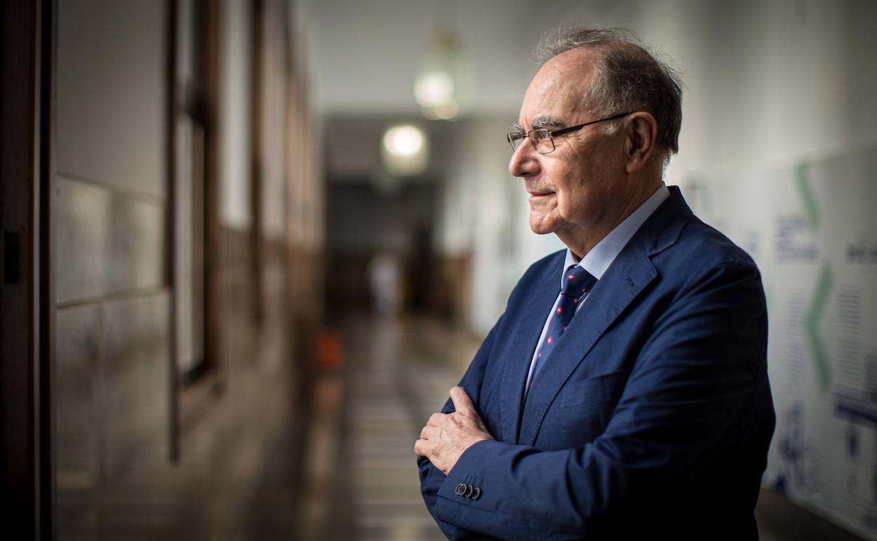 Antonio Campos, en un pasillo de la antigua Facultad de Medicina.